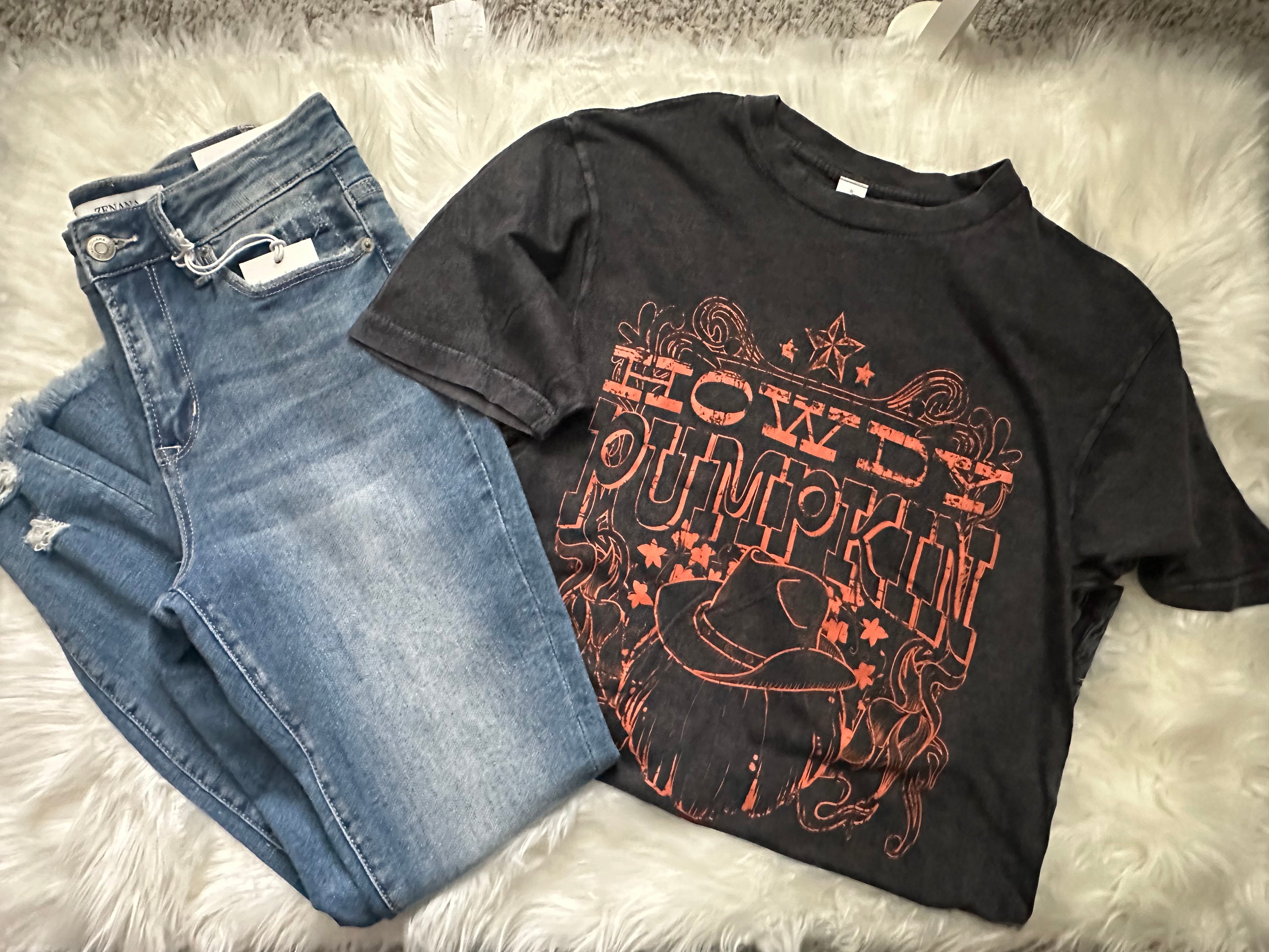 Howdy Pumpkin graphic tee